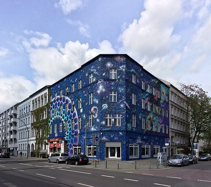 678px-Urban-Nation-Buelowstr-Fassadenbemalung-Marina-Zumi-Berlin-Schoeneberg-04-2017